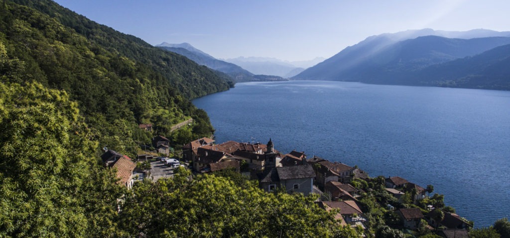 veduta del giro del lago d'orta